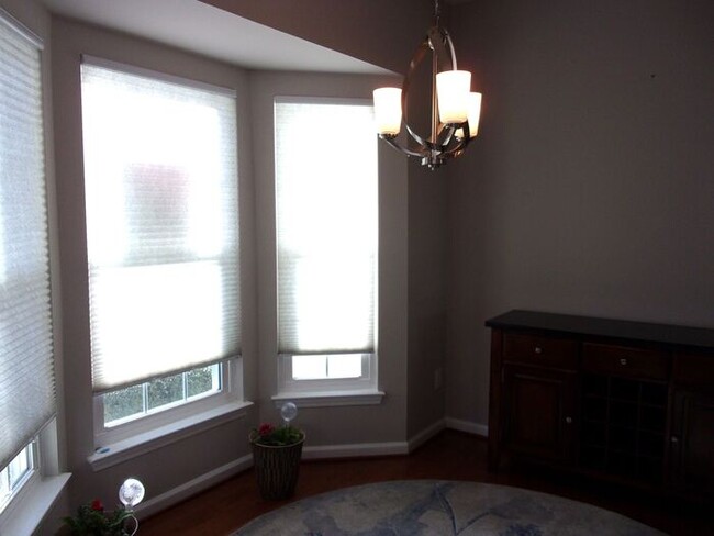 Foto del edificio - Spacious 3 Bedroom 2 1/2 Bath Townhome in ...