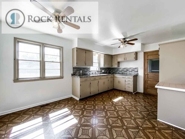 Foto del edificio - Updated 4 Bed 1 Bath near City Center