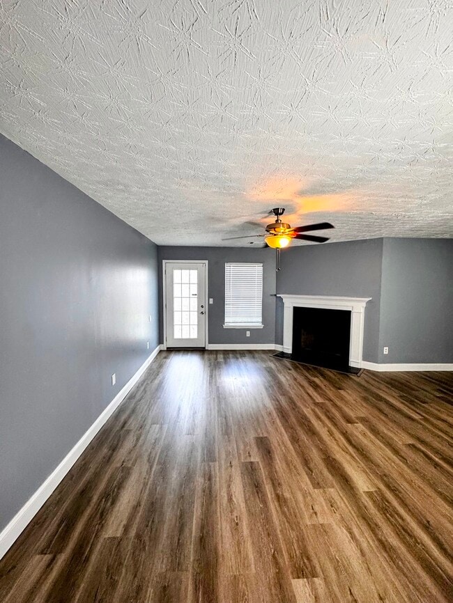 Building Photo - Spacious and cozy 3BR/2.5 bath townhome in...