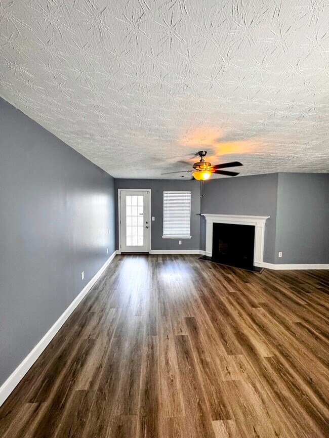 Foto del edificio - Spacious and cozy 3BR/2.5 bath townhome in...