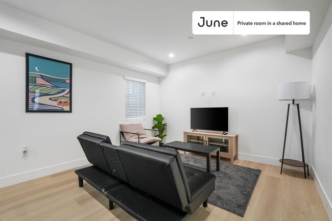 Foto del edificio - Private bedroom in 3 bed/2 bath Home