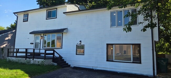 Building Photo - 1019 Green Ln