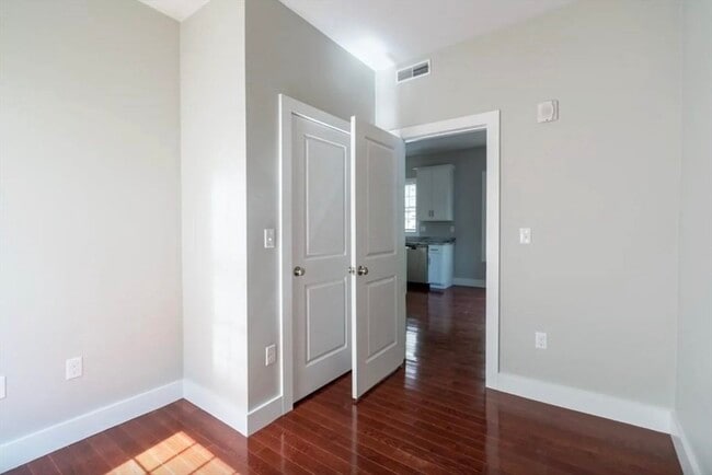 Building Photo - 33 Covington St