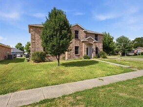 Building Photo - 2937 Jamestown Dr
