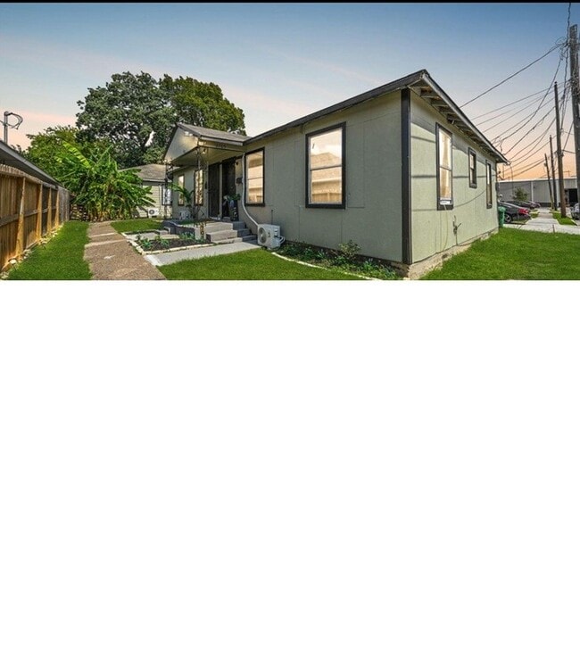 Building Photo - 3707 Bremond St