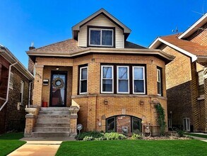 Building Photo - 2936 N Kostner Ave