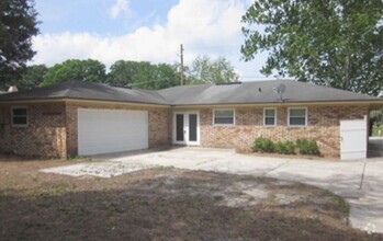 Building Photo - 3135 Sabal Palm Dr