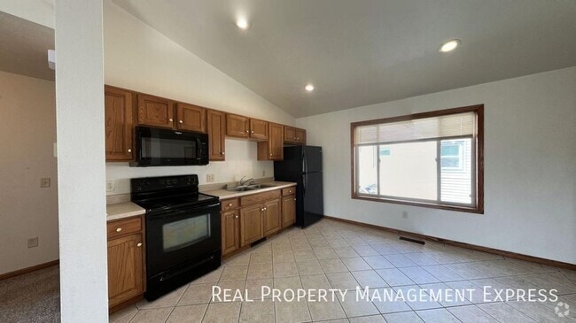 Building Photo - Prime Location 3-Bedroom Gem