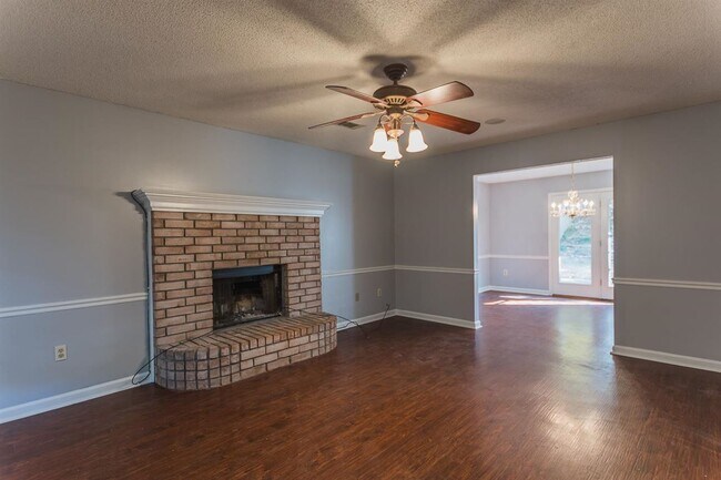 Building Photo - 2214 Oak Hollow Ln