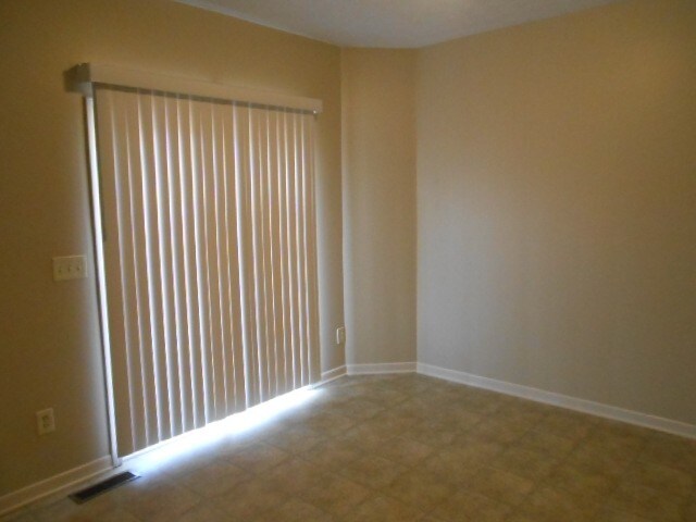 Building Photo - 402 Rolling Acres Drive
