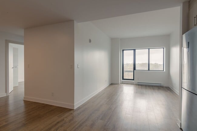Building Photo - 30 Bd Saint-Joseph E