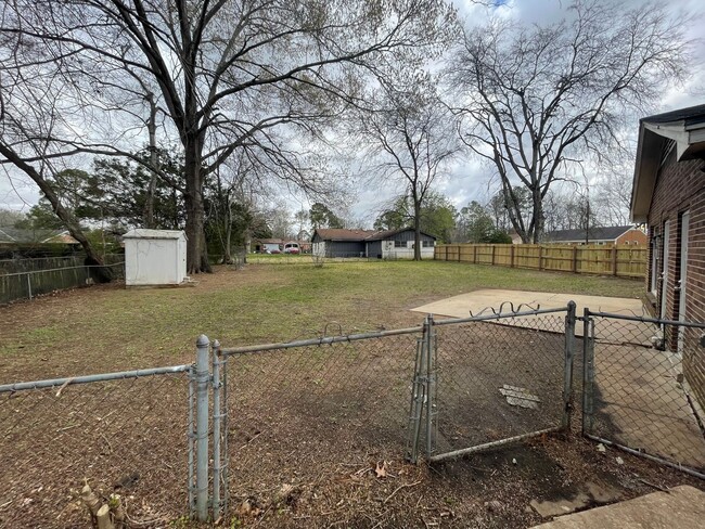 Building Photo - ** 4 bed 2 bath located in Seth Johnson ne...