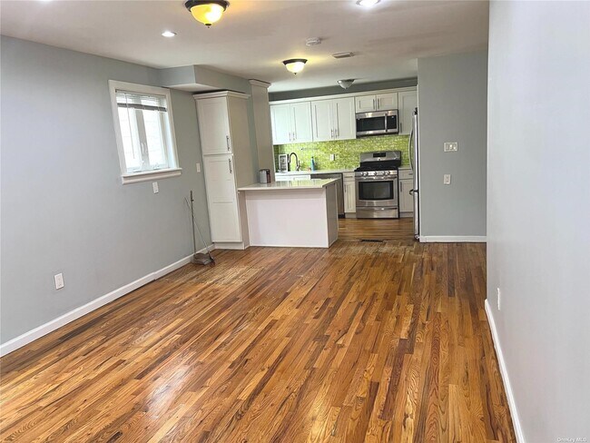 Foto del edificio - 2858 Sampson Ave