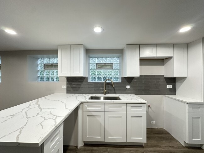 Building Photo - 2617 W Rascher Ave