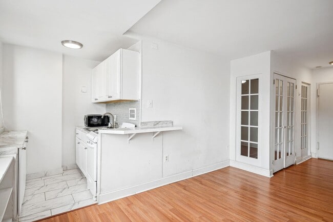 Building Photo - Charming & Bright Studio at River Place North