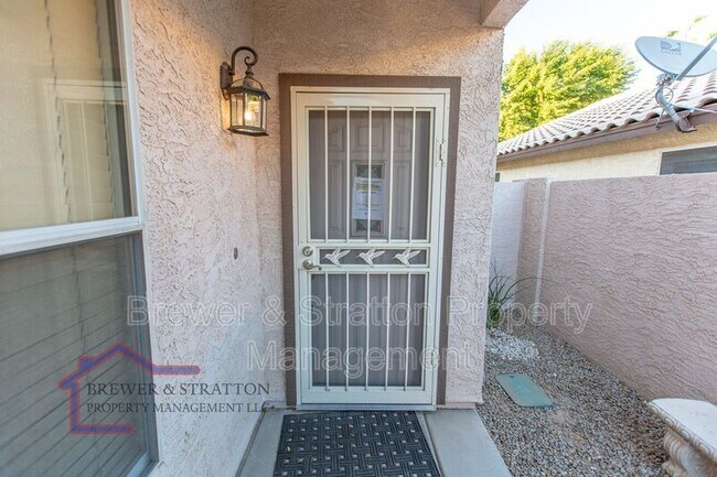 Foto del edificio - 12620 W Roanoke Ave