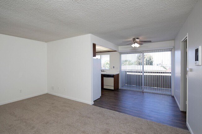 Building Photo - *2 WEEKS FREE!* Large 1BR with A/C in a Ga...