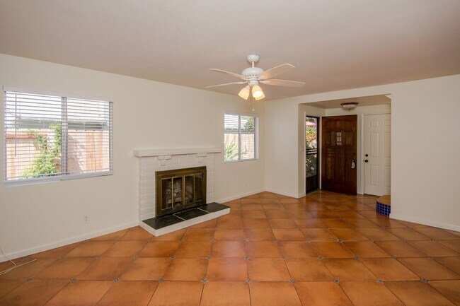 Building Photo - 4 bedroom, 3 bathroom located in Fire Moun...