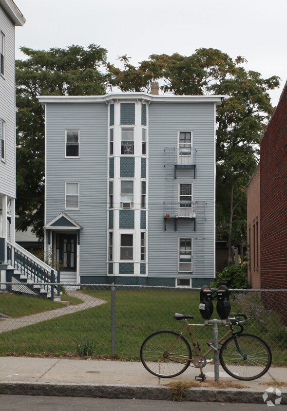 Foto del edificio - 61 Bishop Allen Dr