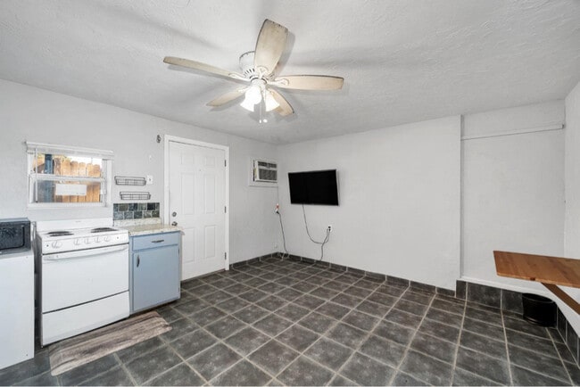 Photo - 3320 6th Ave N (Saint Petersburg, FL) Apartment