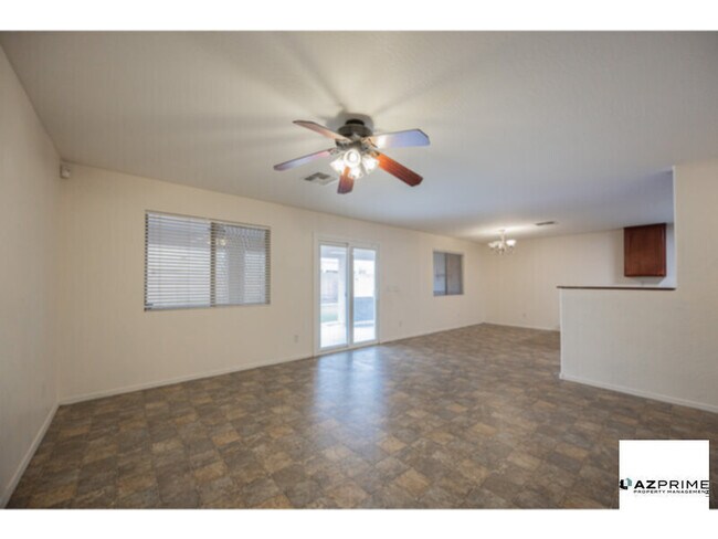 Foto del edificio - Discover the perfect Blend of Comfort and Sophistication in this Stunning 4/3 Surprise House!