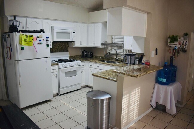 Foto del edificio - 4308 Revolution Rd