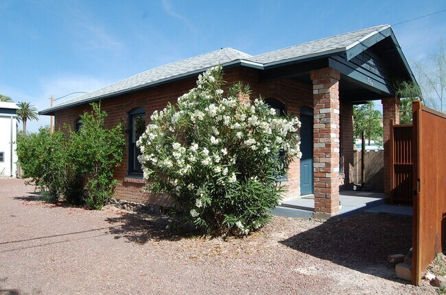 Building Photo - COMING SOON! 1 Bed / 1 Bath Cottage in U o...