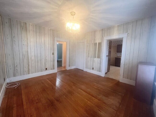 Building Photo - Off-Street Parking & In-Unit Laundry 3-bed