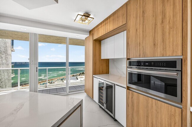 Building Photo - 16445 Collins Ave