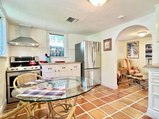 Foto del edificio - 336 Monroe Dr