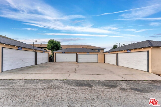 Building Photo - 4121 Santo Tomas Dr