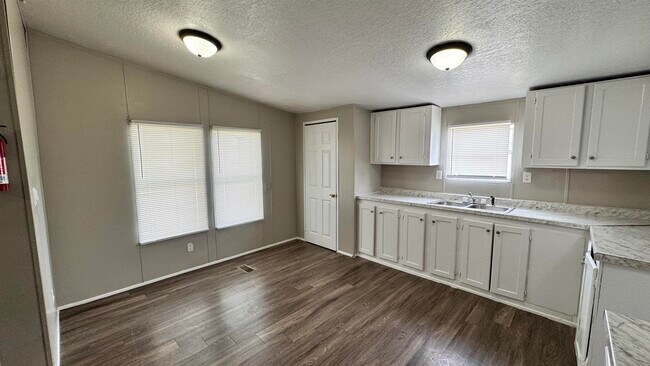 Foto del edificio - 288 W Brooks Rd