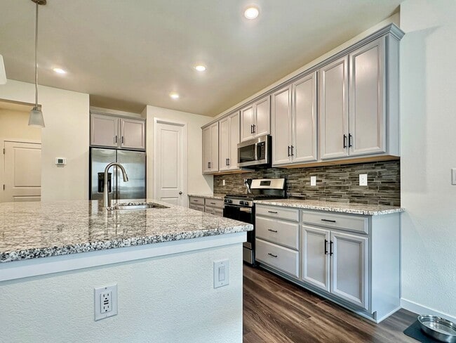 Foto del edificio - For Rent | $3,000/Month | 3 Bed | 3 Bath | Buffalo Highlands Townhome