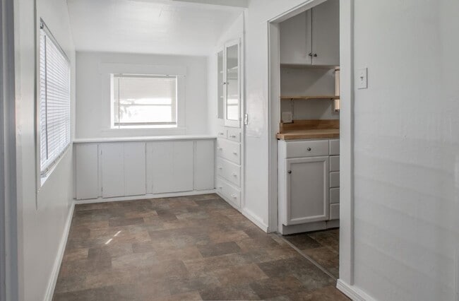 Building Photo - Lovely 3bd Home W/ Fully Fenced Backyard &...