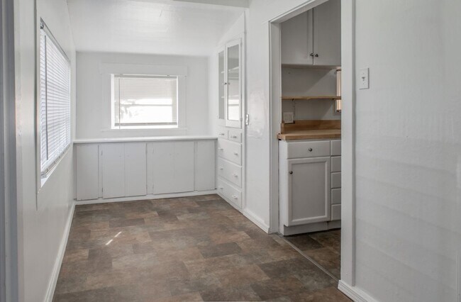 Foto del edificio - Lovely 3bd Home W/ Fully Fenced Backyard &...