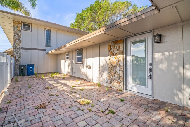 Foto del edificio - Fully Renovated 3 Beds 2 baths condo off M...