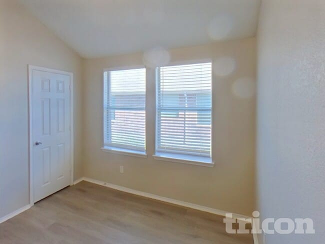 Foto del edificio - 421 Rowdy Dr