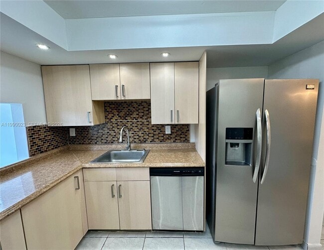 Foto del edificio - 250 180th Dr