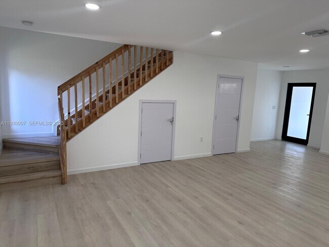 Foto del edificio - 574 NW 7th St