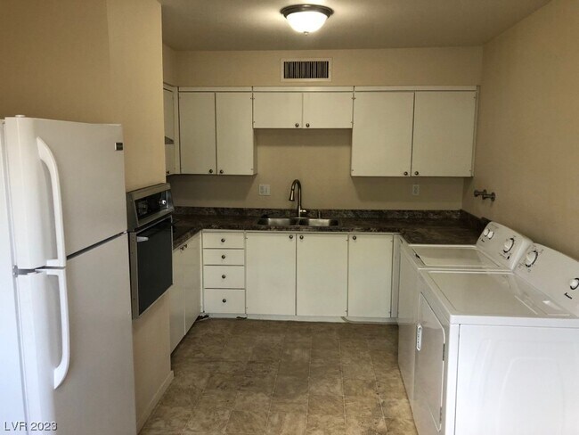 Building Photo - 350 E Desert Inn Rd