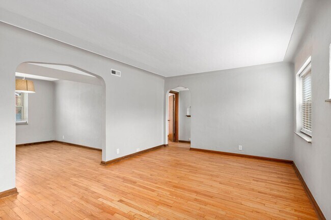 Foto del edificio - 5823 Lindenwood Ave