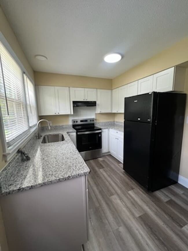 Building Photo - Renovated  Townhouse