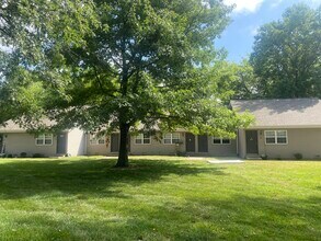 Building Photo - 708 Village Dr