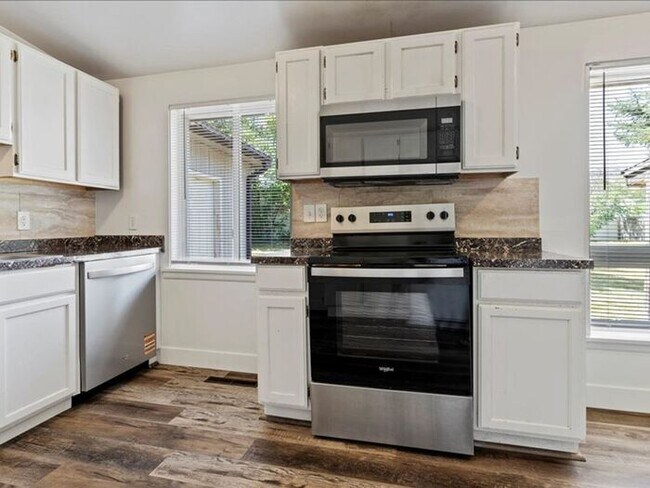 Foto del edificio - Murray beautiful 4 bed 2.5 bath family home