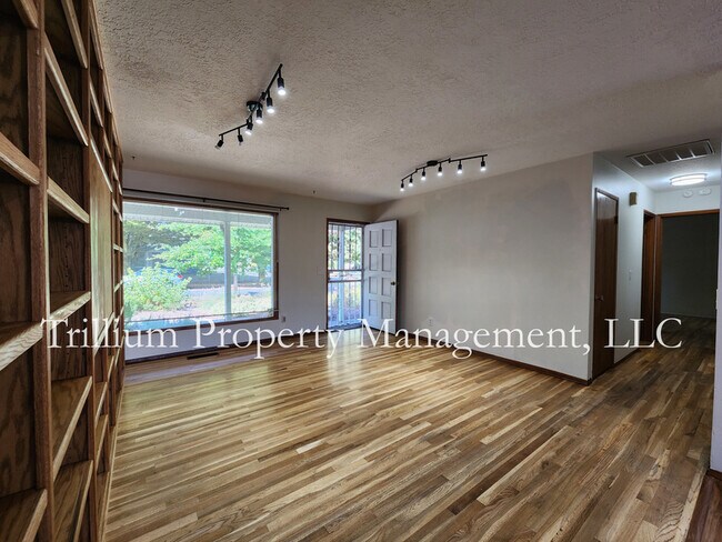 Building Photo - 9114 N Fortune Ave