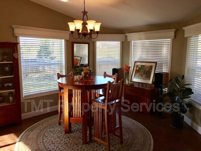 Foto del edificio - 1875 Templeton Rd