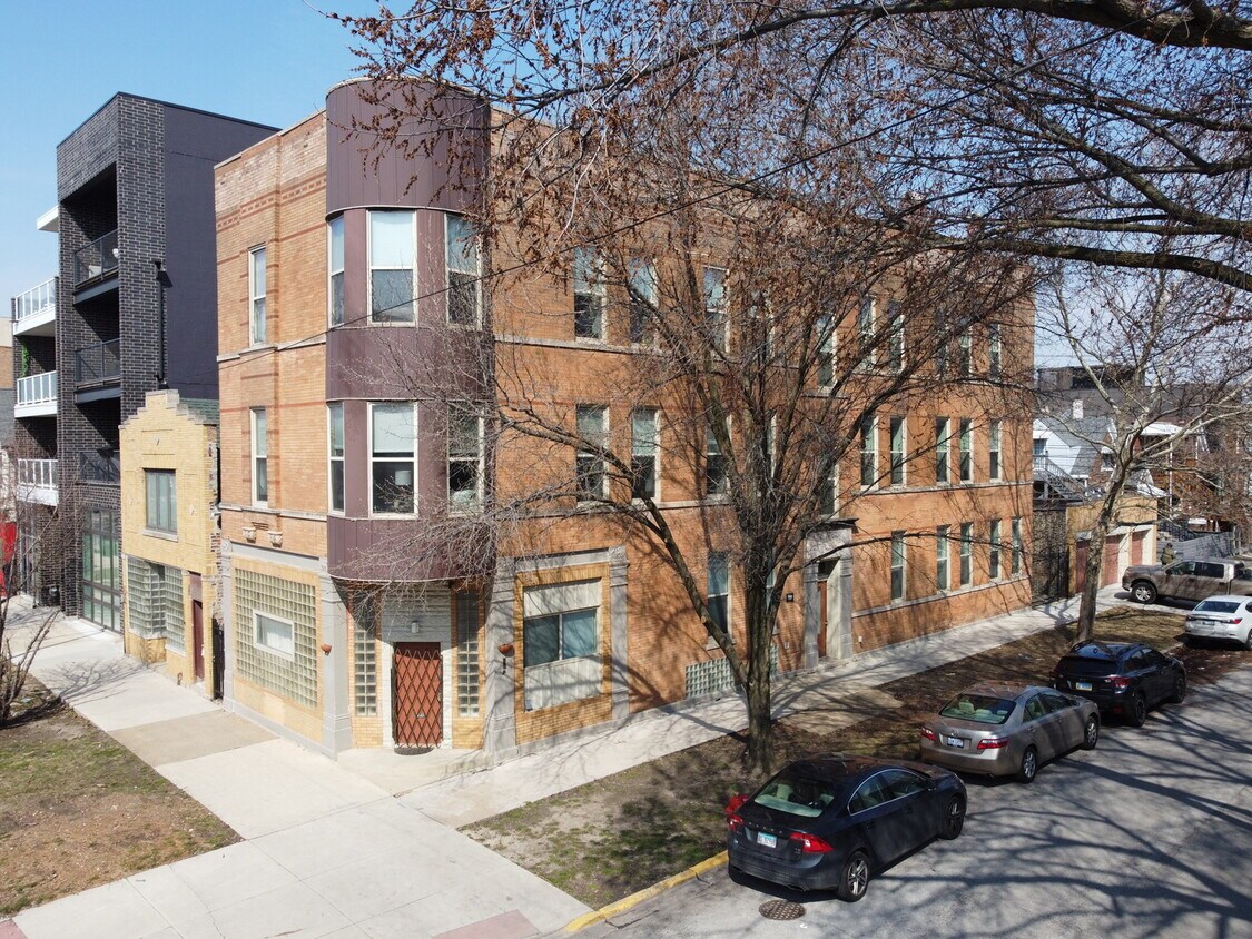Primary Photo - 2732 W Chicago Ave