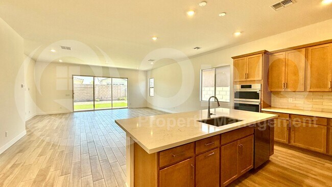 Foto del edificio - 21427 W Meadowbrook Ave