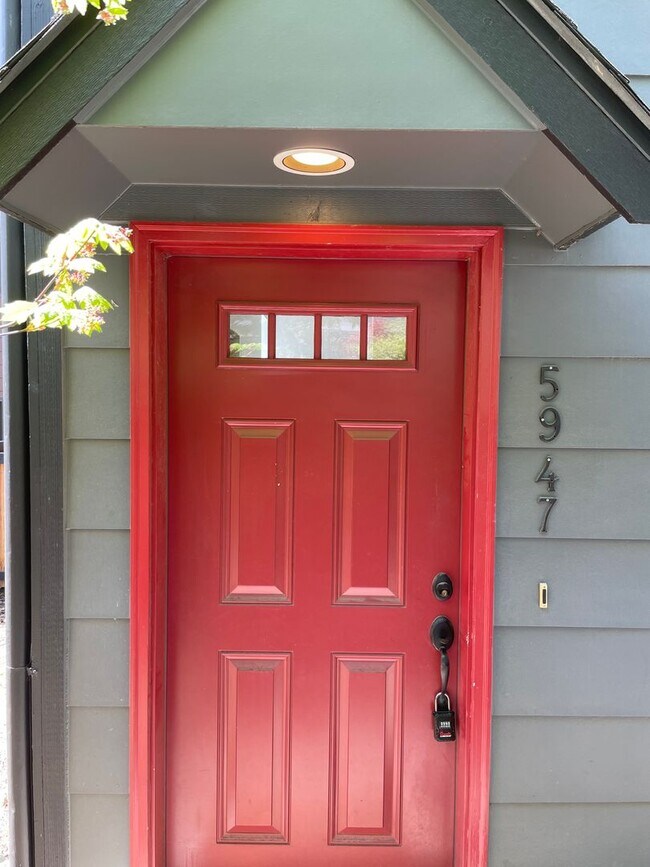 Foto del edificio - West Seattle - Large Bright 2 Bedroom 1.75 bath Delridge Townhouse