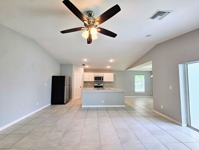 Building Photo - Beautiful 4-Bedroom, 2-Bath Home with Mode...